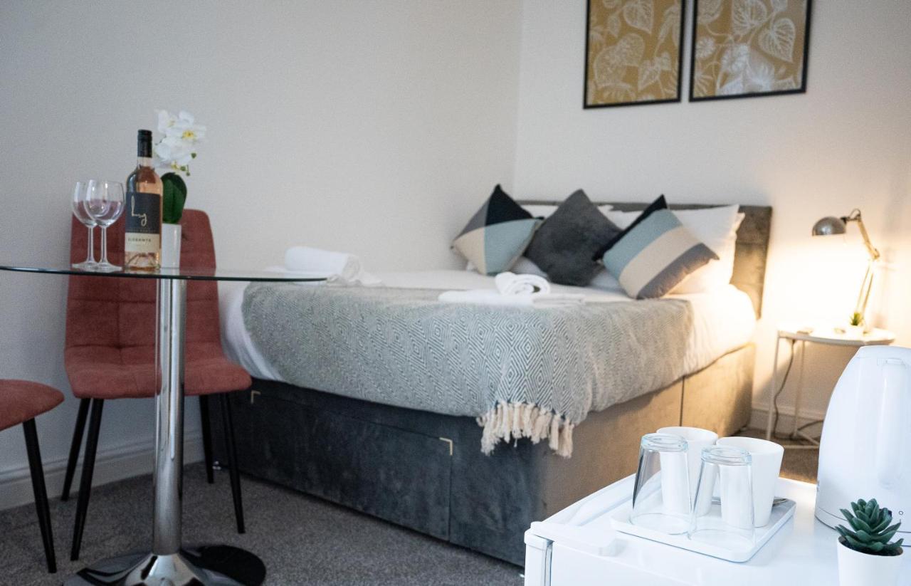 Elmo River Studios - 6 En-Suites In Wallasey - Easy Parking - Short And Long Stays Welcome Extérieur photo