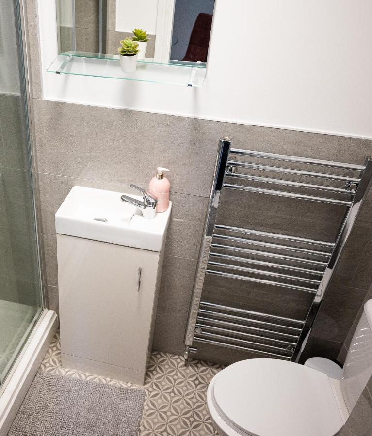 Elmo River Studios - 6 En-Suites In Wallasey - Easy Parking - Short And Long Stays Welcome Extérieur photo