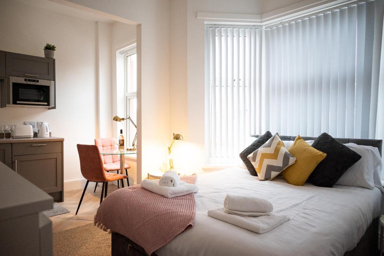 Elmo River Studios - 6 En-Suites In Wallasey - Easy Parking - Short And Long Stays Welcome Extérieur photo