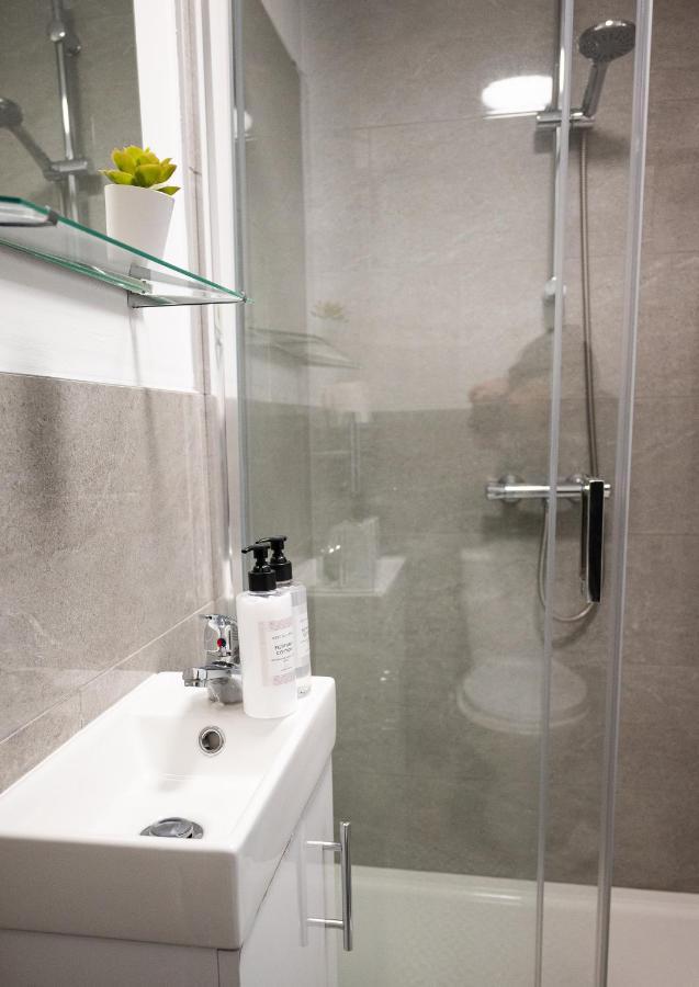 Elmo River Studios - 6 En-Suites In Wallasey - Easy Parking - Short And Long Stays Welcome Extérieur photo